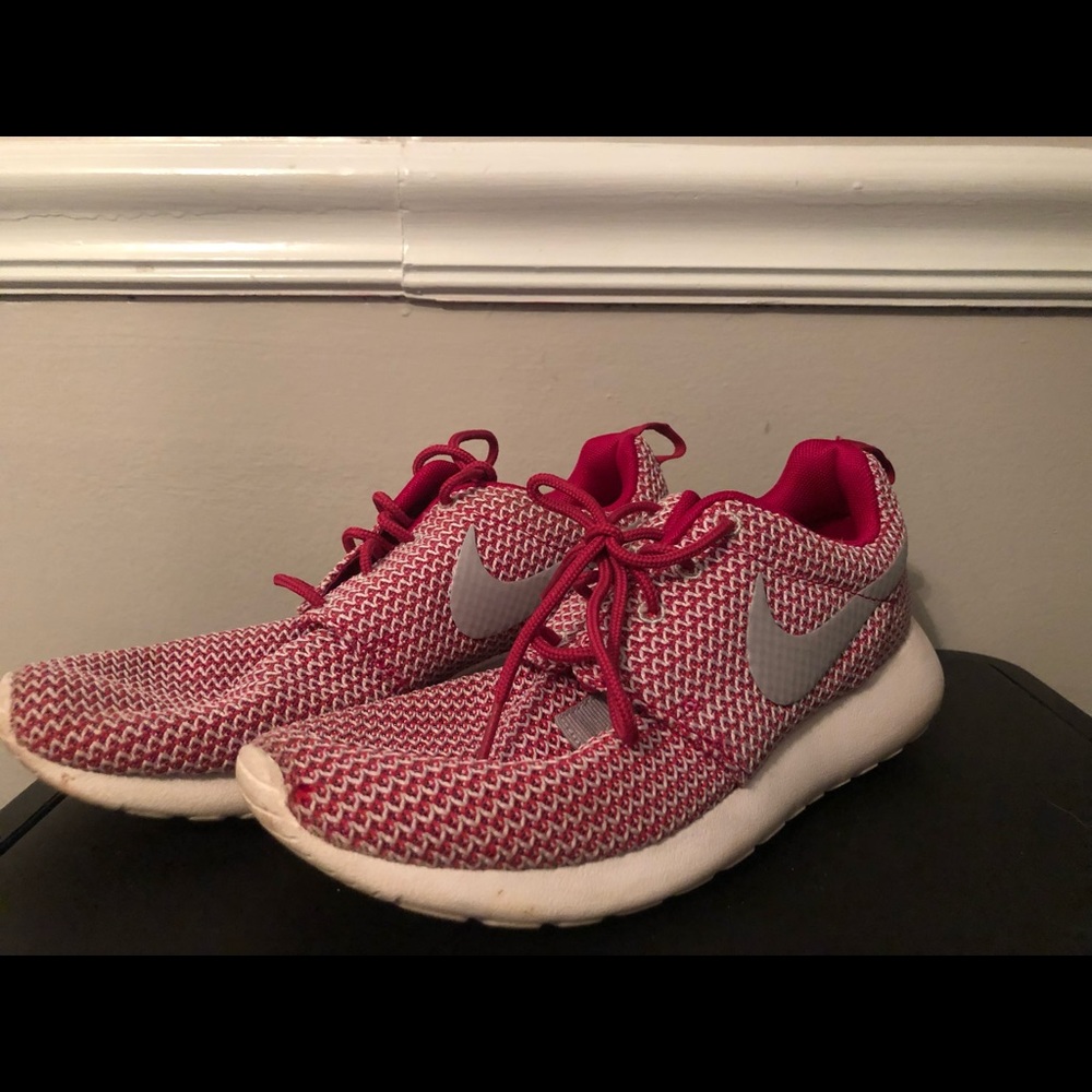 Women’s running roshes Nike tennis shoes.